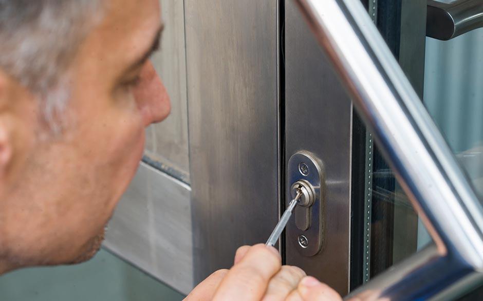 serrurier pour ouverture de porte coincée Montreuil